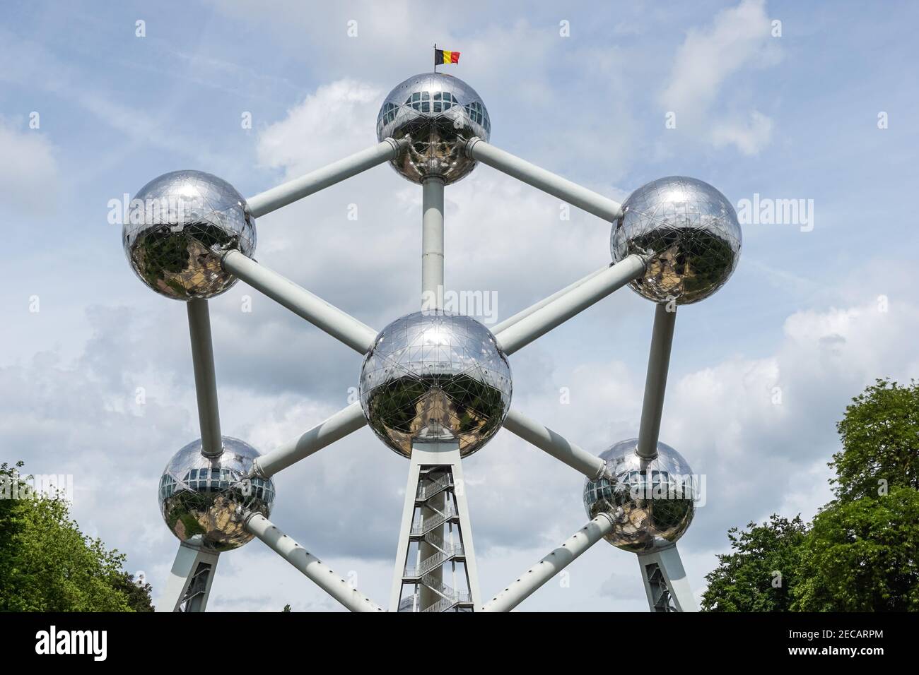 Struttura Atomium, scultura di atomi di acciaio che rappresenta un cristallo di ferro a Bruxelles, Belgio Foto Stock