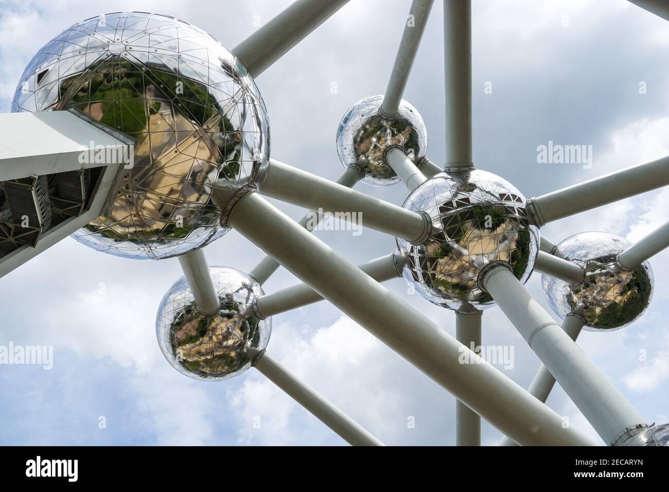 Struttura Atomium, scultura di atomi di acciaio che rappresenta un cristallo di ferro a Bruxelles, Belgio Foto Stock