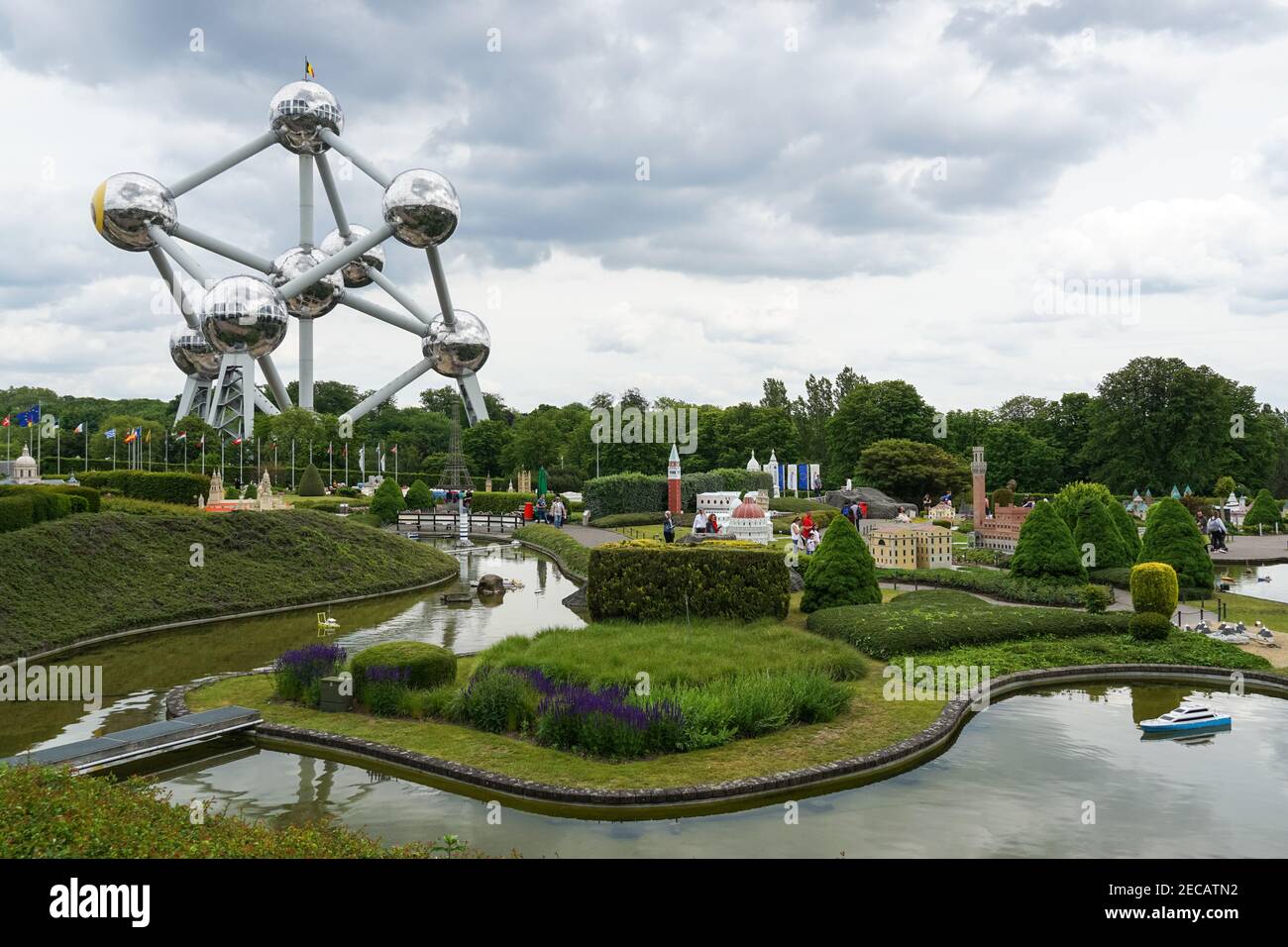 Mini-Europe Parco in miniatura con i punti di riferimento europei con la struttura Atomium sullo sfondo, Bruxelles, Belgio Foto Stock