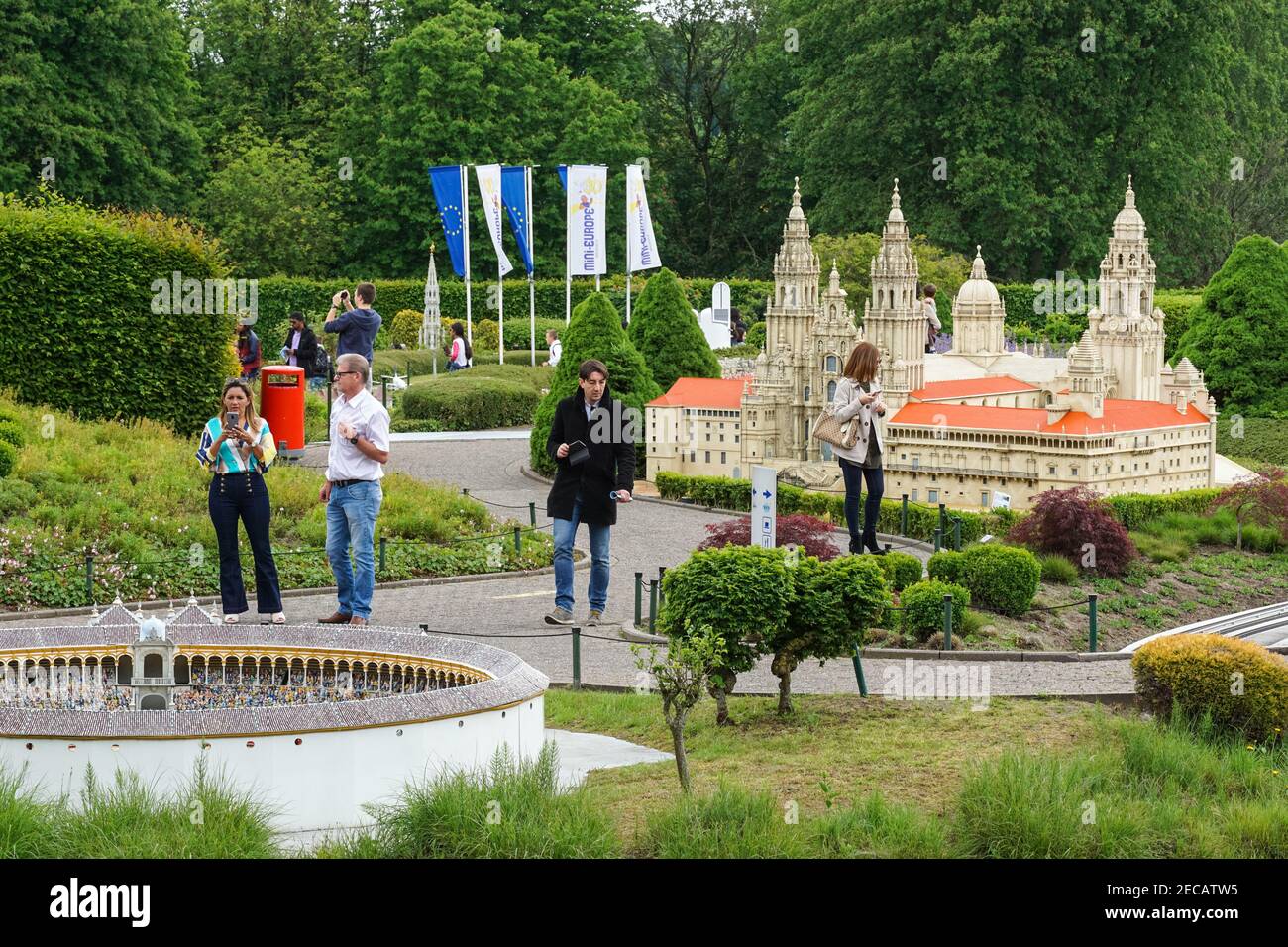 Visitatori del mini-parco in miniatura della Mini-Europa con i monumenti europei di Bruxelles, Belgio Foto Stock