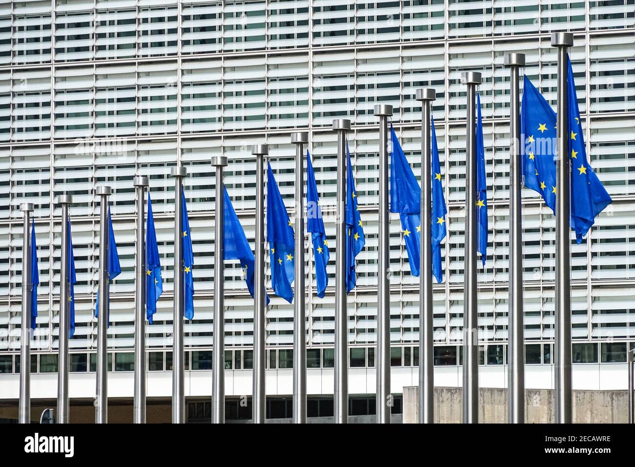 Bandiere europee di fronte all'edificio Berlaymont, sede della Commissione europea, Bruxelles, Belgio Foto Stock