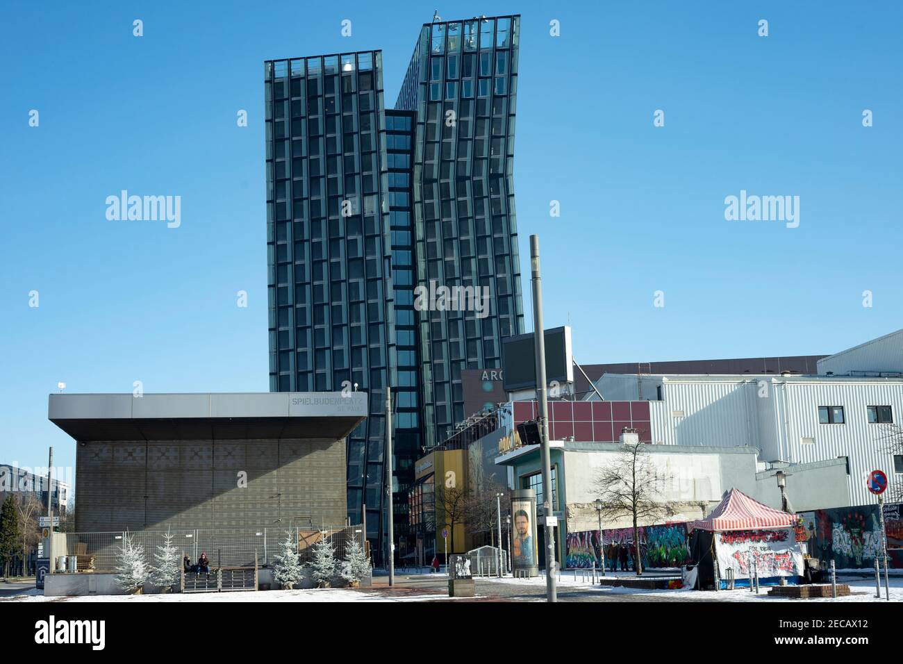 Tanzende Türme (torri danzanti) di Hadi Teherani. La demolizione degli edifici esso e del distributore di benzina ai loro piedi ha avuto luogo nel 2014. Foto Stock