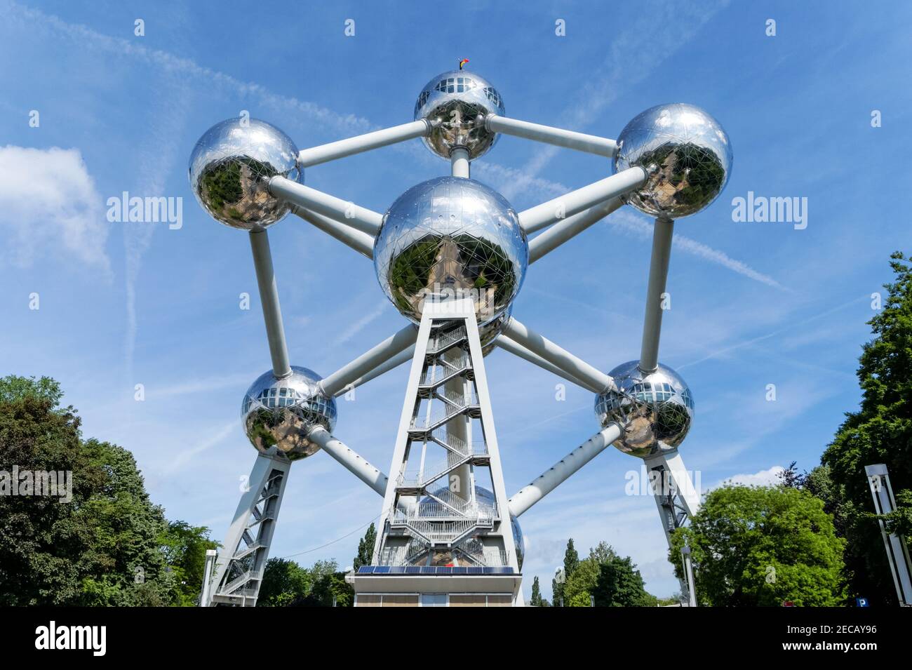 Struttura Atomium, scultura di atomi di acciaio che rappresenta un cristallo di ferro a Bruxelles, Belgio Foto Stock