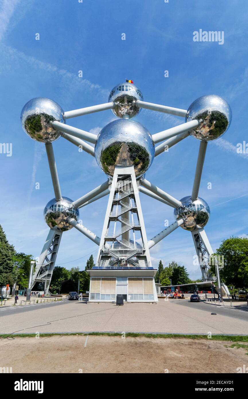 Struttura Atomium, scultura di atomi di acciaio che rappresenta un cristallo di ferro a Bruxelles, Belgio Foto Stock