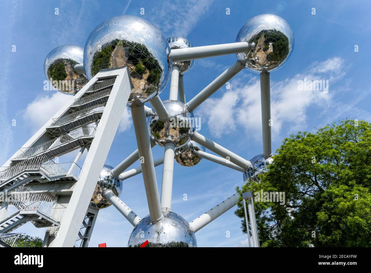 Struttura Atomium, scultura di atomi di acciaio che rappresenta un cristallo di ferro a Bruxelles, Belgio Foto Stock