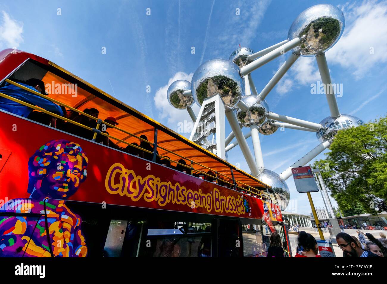 Struttura Atomium, scultura di atomi di acciaio che rappresenta un cristallo di ferro a Bruxelles, Belgio Foto Stock