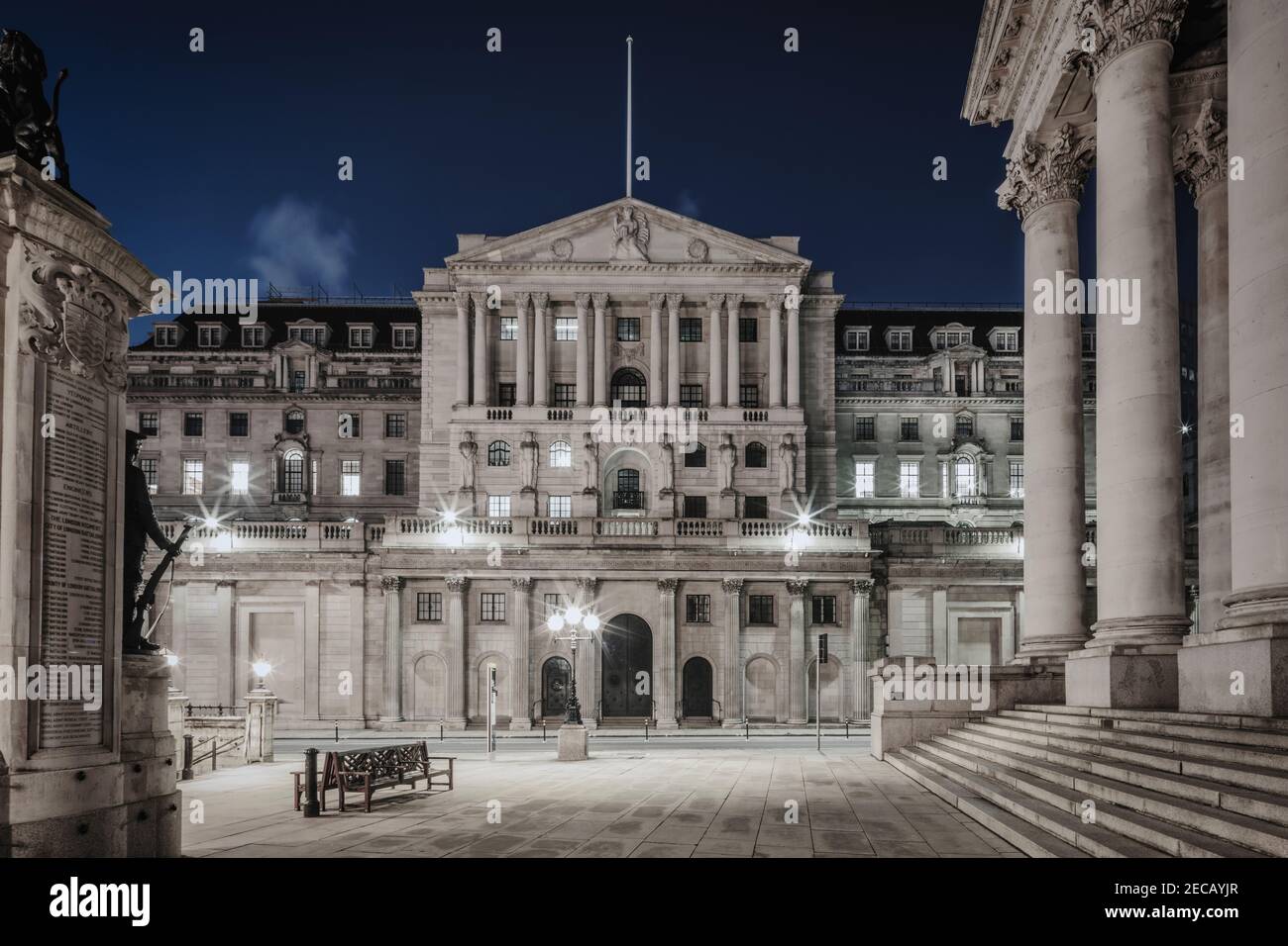 La facciata della Banca d'Inghilterra con il London Trops War Memorial (a sinistra) e Royal Exchange di notte, senza persone, Città di Londra, Regno Unito Foto Stock