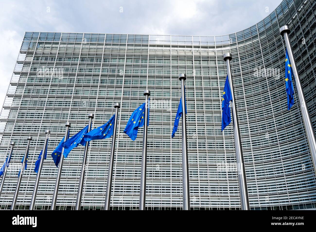 Bandiere europee di fronte all'edificio Berlaymont, sede della Commissione europea, Bruxelles, Belgio Foto Stock