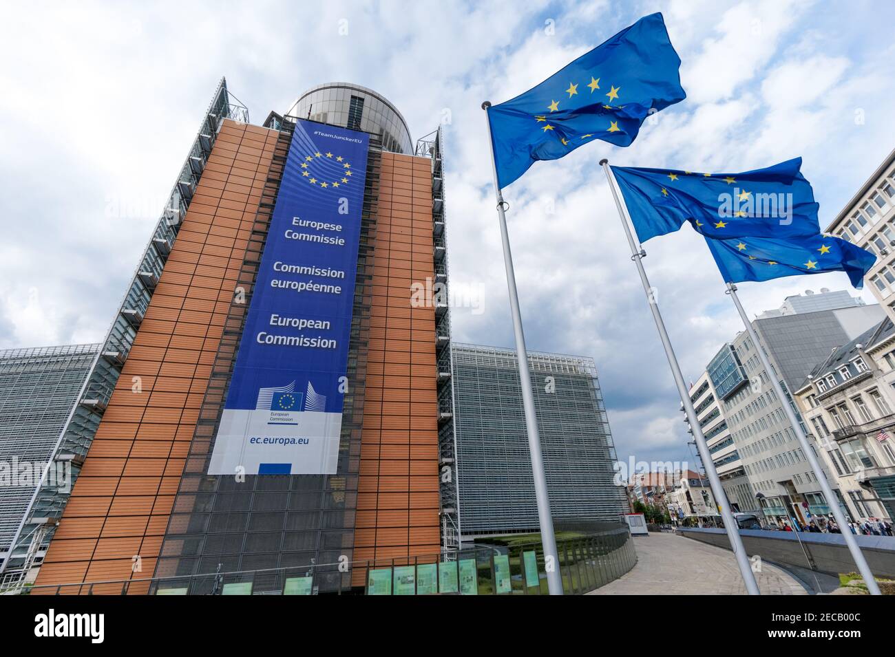 Bandiere europee di fronte all'edificio Berlaymont, sede della Commissione europea, Bruxelles, Belgio Foto Stock