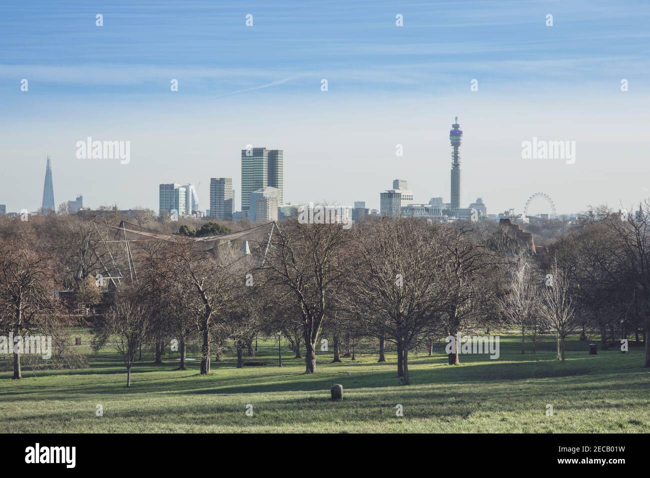 Vista del centro di Londra dal Royal Park di Primrose Hill - una continuazione del Regent's Park, in inverno Foto Stock