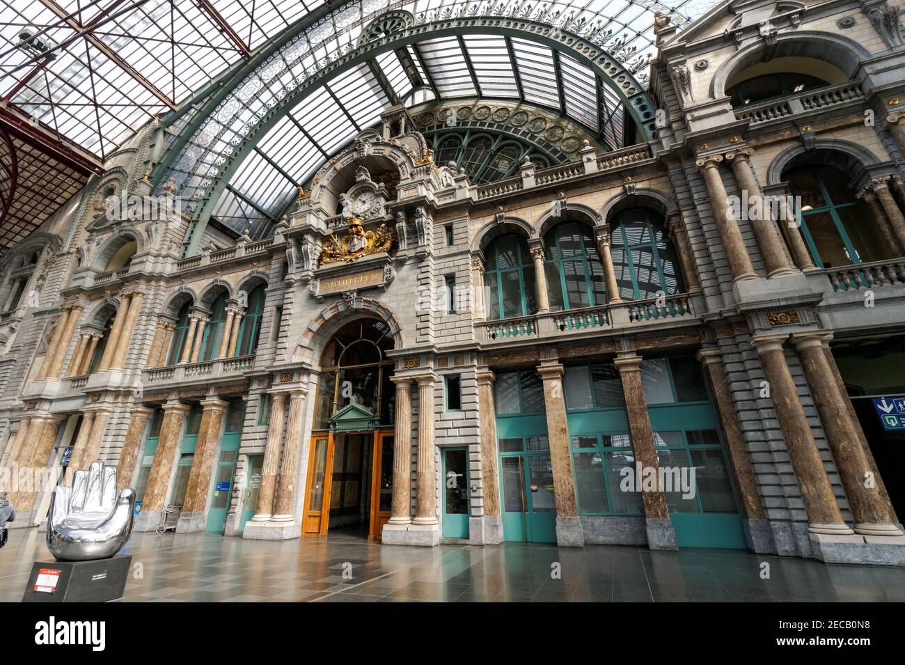 L'orologio al piano superiore della stazione centrale di Anversa, Belgio Foto Stock