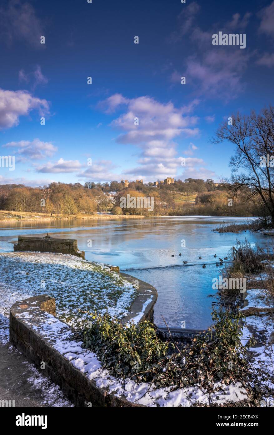 Hardwick Hall e lago ghiacciato. Foto Stock