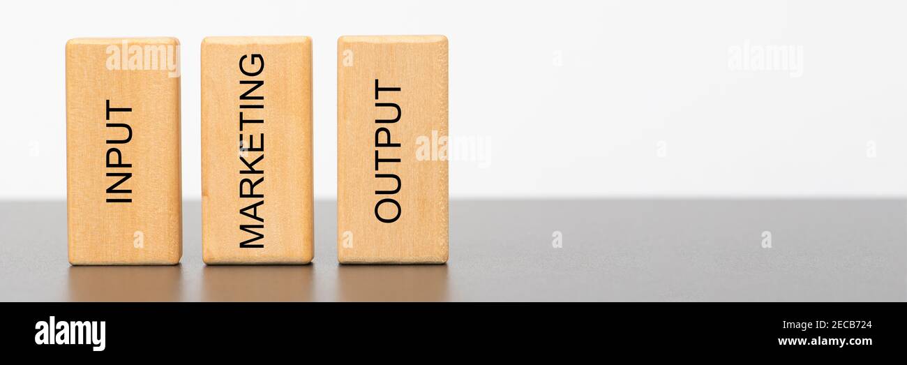 marketing, input e output stampati su cubi di legno Foto Stock