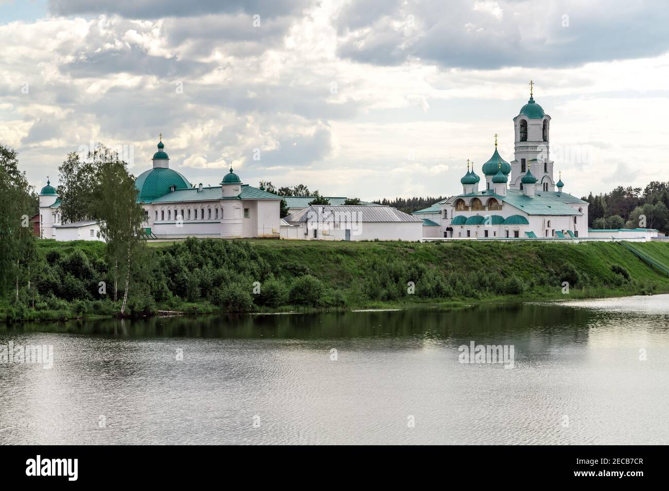 Aleksandro-Svirskiy monastero facciata sul lago di Roshchinsky. Staraya Sloboda, Leningrad regione Russia paesaggio pasqua Foto Stock