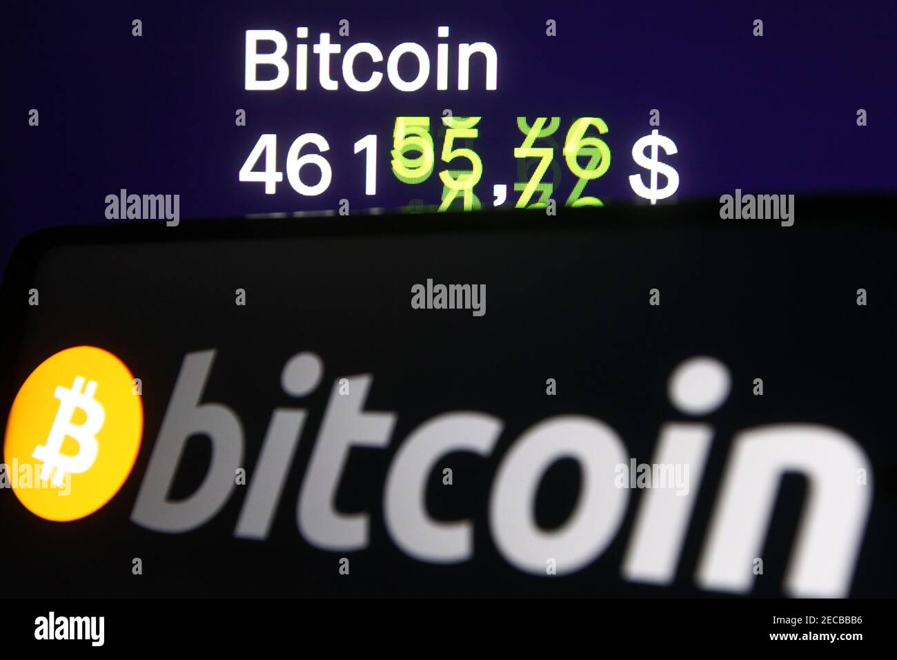 Ucraina. 9 Feb 2021. In questa illustrazione della foto un segno di Bitcoin e il prezzo visto su un telefono cellulare e uno schermo del pc. Credit: Pavlo Gonchar/SOPA Images/ZUMA Wire/Alamy Live News Foto Stock