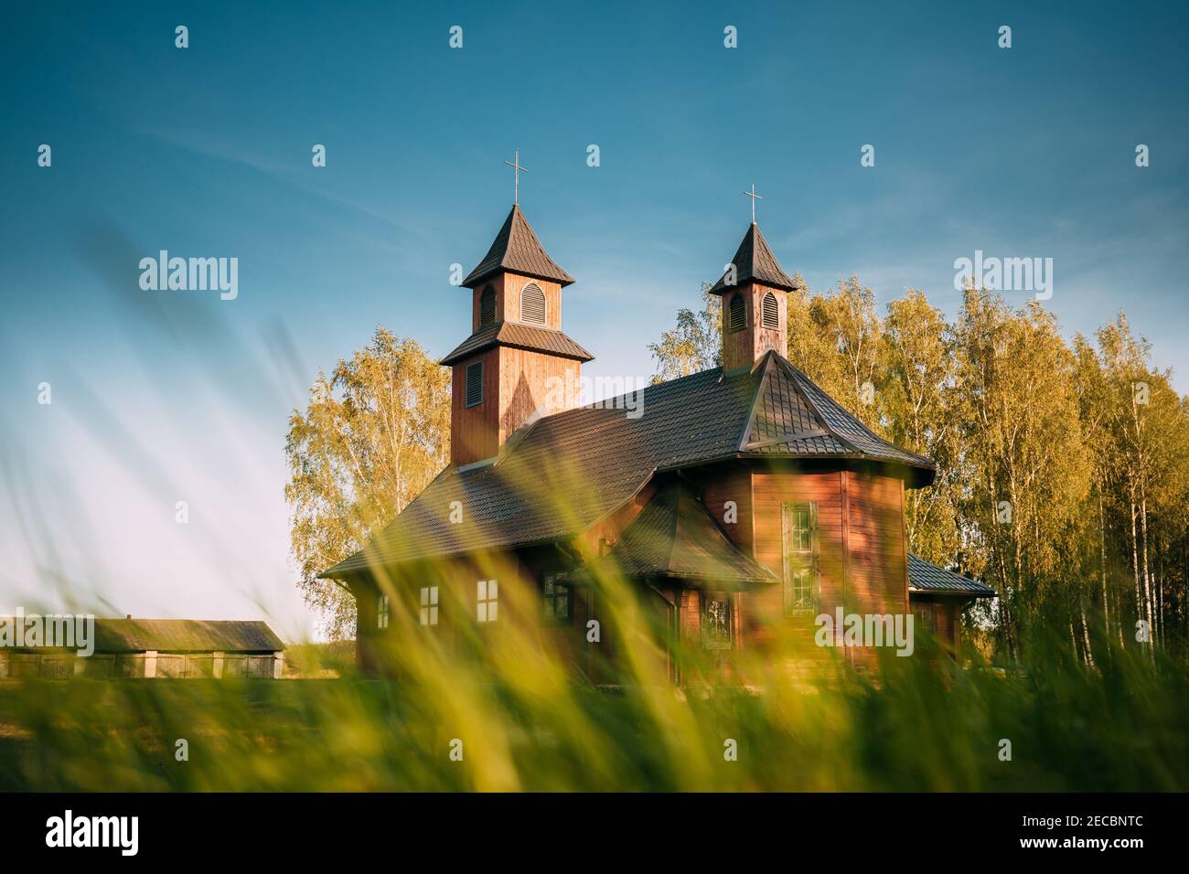 Perebrod'ye, distretto di Braslaw, Vitebsk Voblast, Bielorussia. Vista del tempio cattolico del cuore di Gesù. Vecchia chiesa di legno Foto Stock