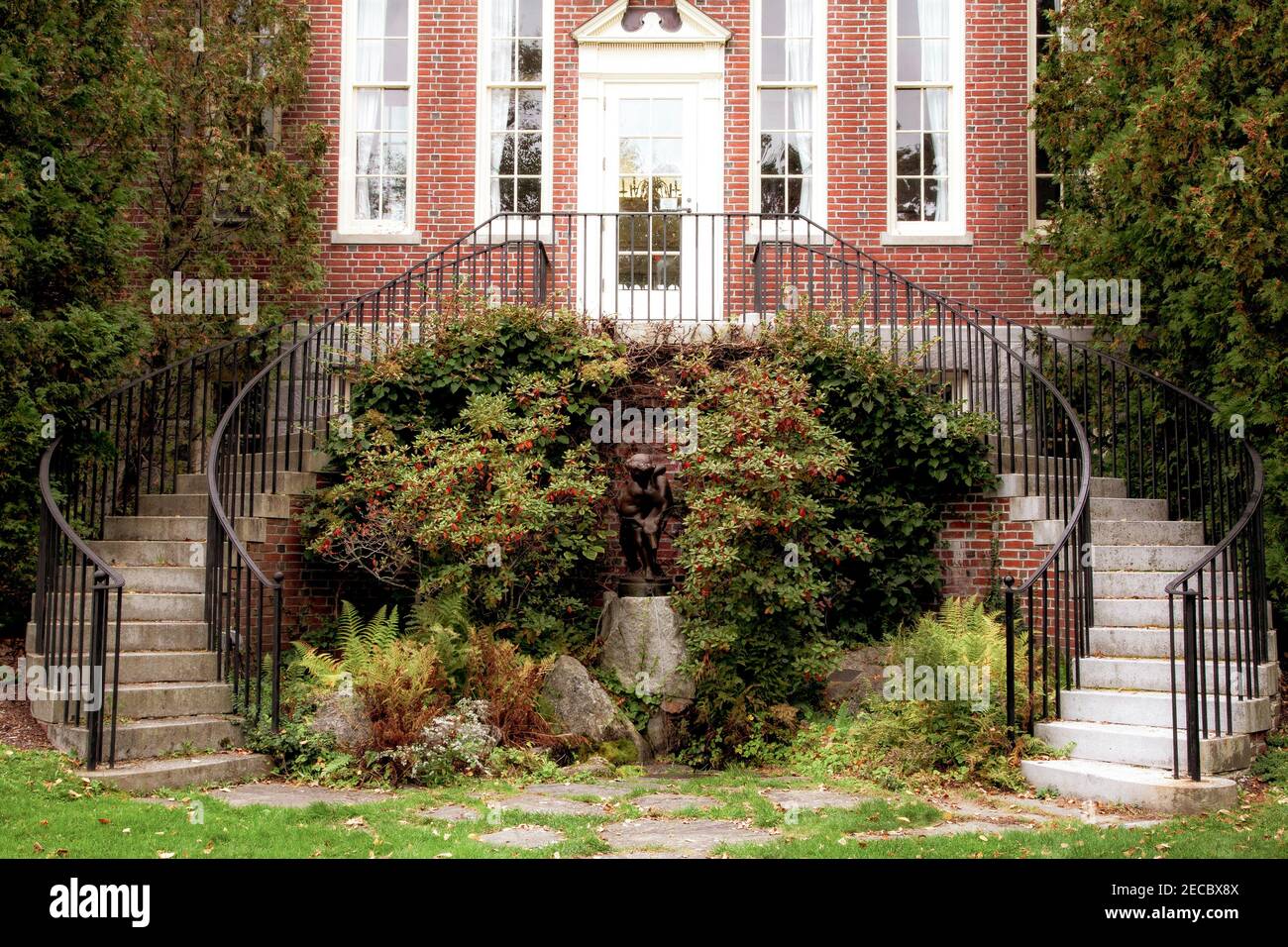 L'elegante ingresso posteriore alla biblioteca pubblica di Camden, Maine. Foto Stock