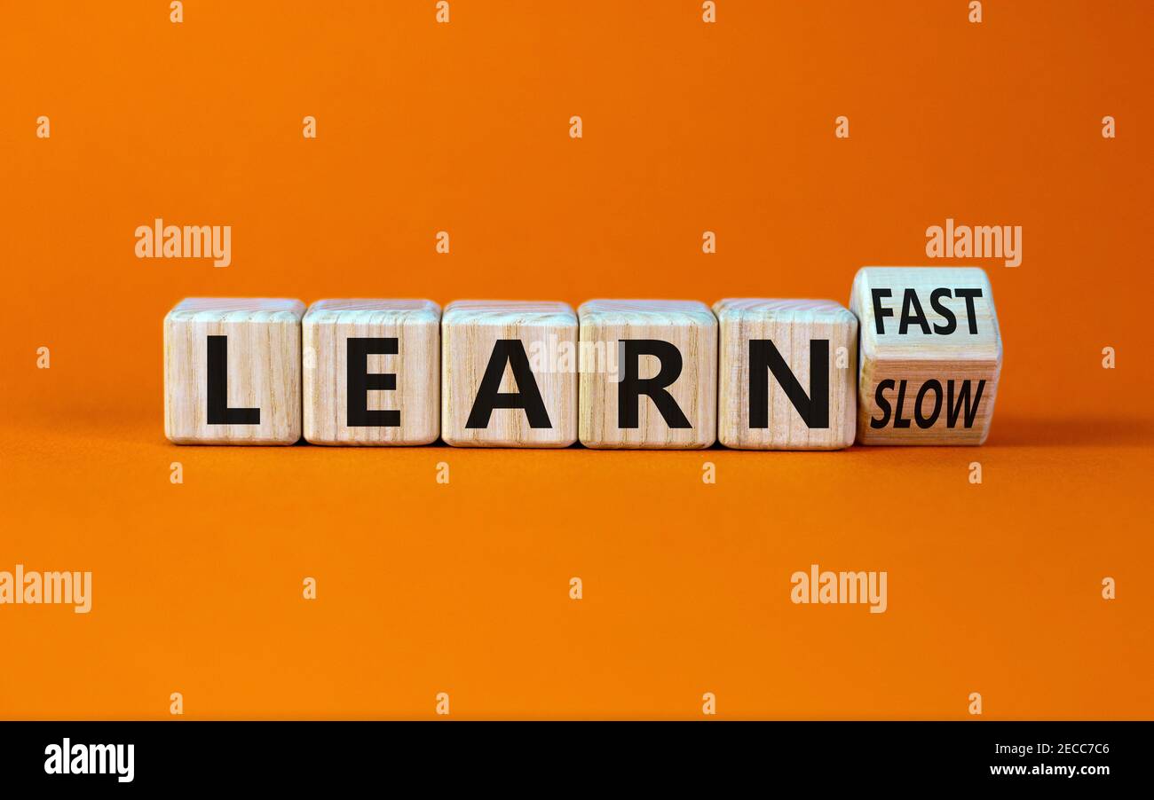Simbolo di apprendimento lento o veloce. Girò cubetti di legno e cambiò le  parole 'imparare lento' a 'imparare veloce'. Splendido sfondo arancione,  spazio per la copia. Business e l Foto stock - Alamy