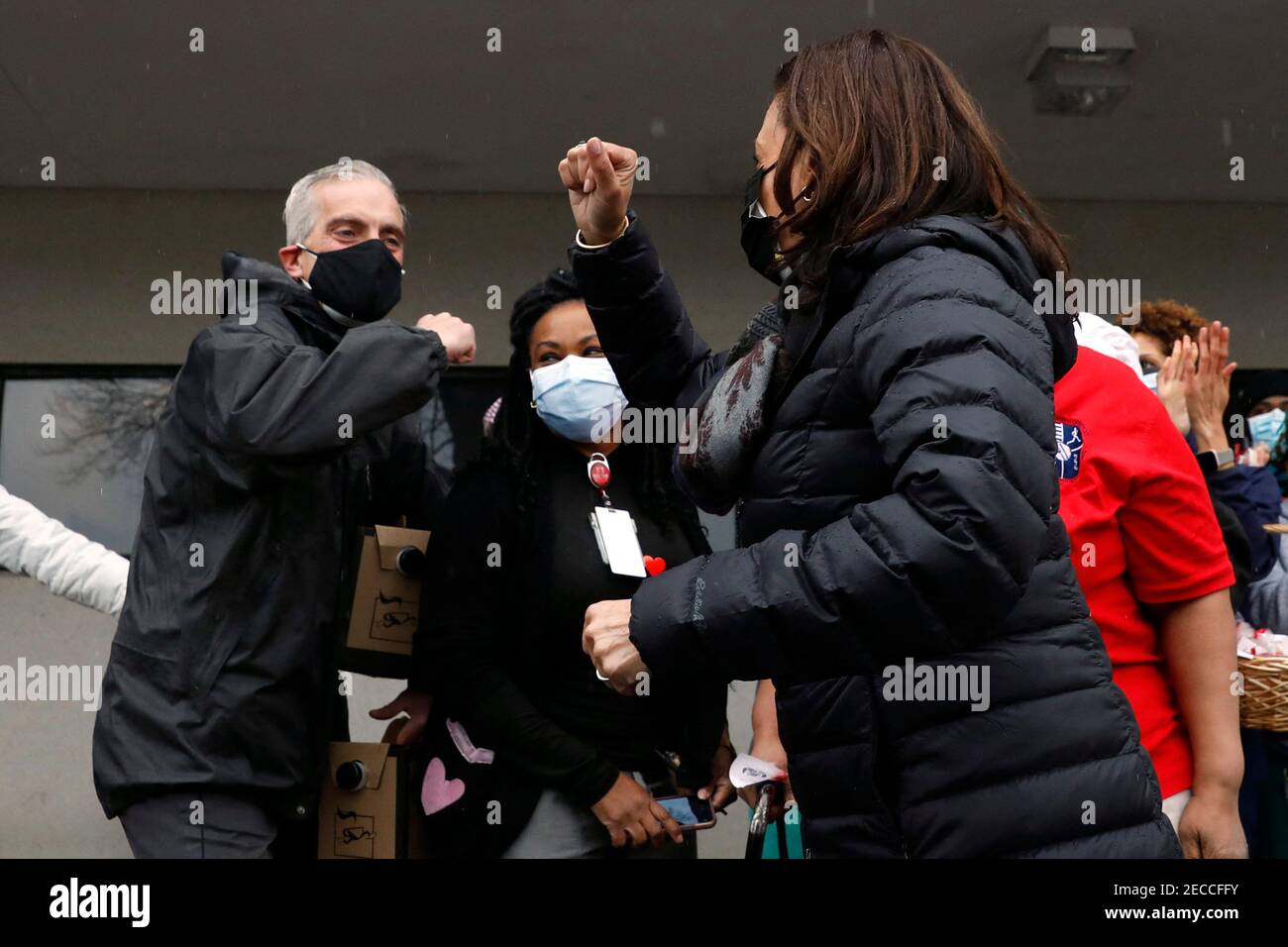 Il Vice Presidente degli Stati Uniti Kamala Harris (C) saluta il Segretario degli Affari dei Veterani Denis McDonough al VA Center, un ospedale veterano, a Washington il 13 febbraio 2021. Foto di Yuri Grippas/ABACAPRESS.COM Foto Stock