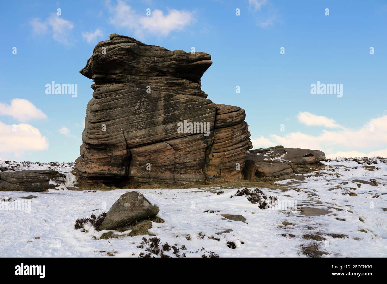 Il masso di pietra gritstone ha chiamato il cappuccio della madre su Moor di Hathersage in Il Peak District National Park Foto Stock