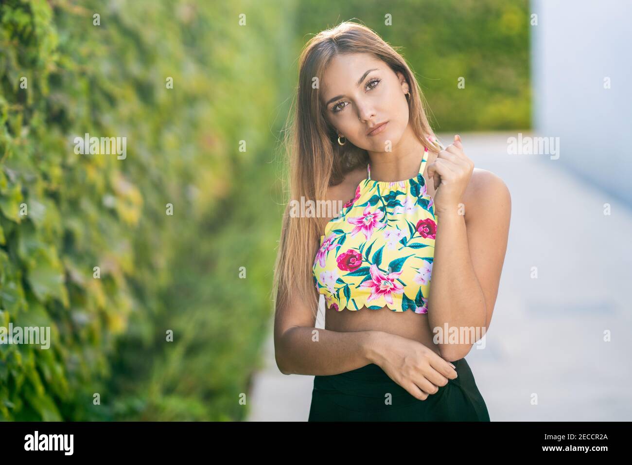 Bella ragazza giovane con bei capelli dritti Foto Stock