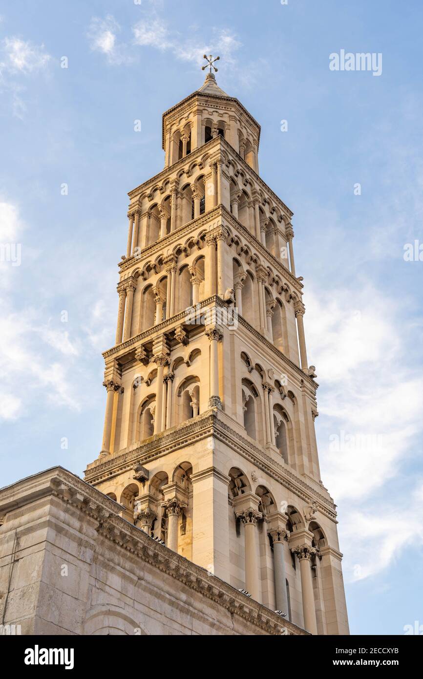 Campanile della Chiesa di San Domnio in luce solare dorata al mattino presto nel Palazzo di Diocleziano a Spalato Croazia Foto Stock