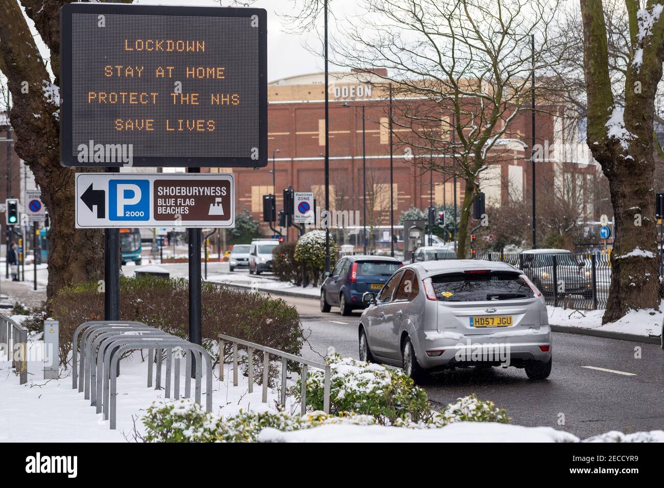 COVID 19 lockdown governo linee guida segno matrice sulla A127 Victoria Avenue a Southend sul mare, Essex, Regno Unito, con neve da Storm Darcy Foto Stock