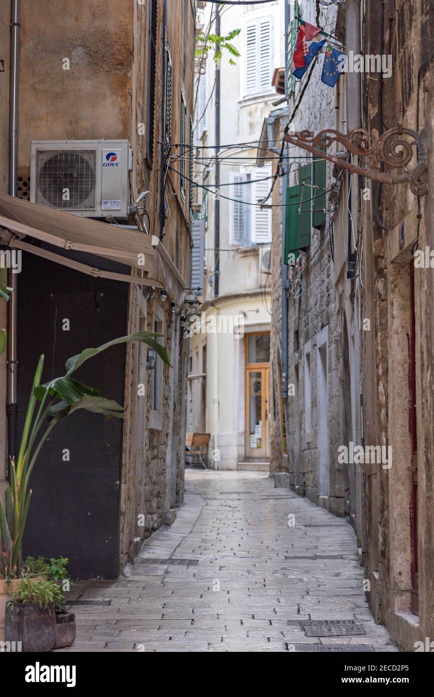 Spalato, Croazia - 15 agosto 2020: Via vista vuota senza turisti nella città vecchia in prima mattina Foto Stock