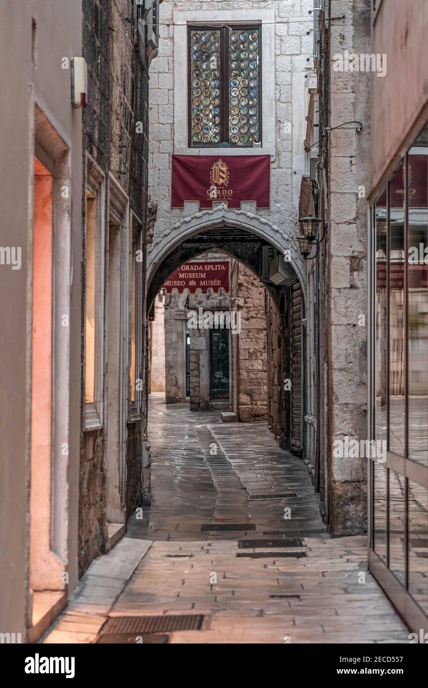 Spalato, Croazia - 15 agosto 2020: Antica strada passaggio vista del vecchio Palazzo Diacletian nella città vecchia Foto Stock