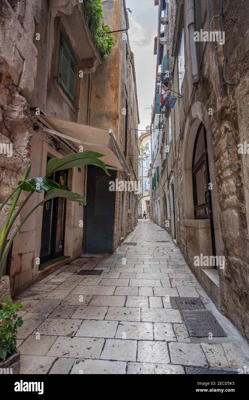 Spalato, Croazia - 15 agosto 2020: Antica strada passaggio vista del vecchio Palazzo Diacletian nella città vecchia Foto Stock