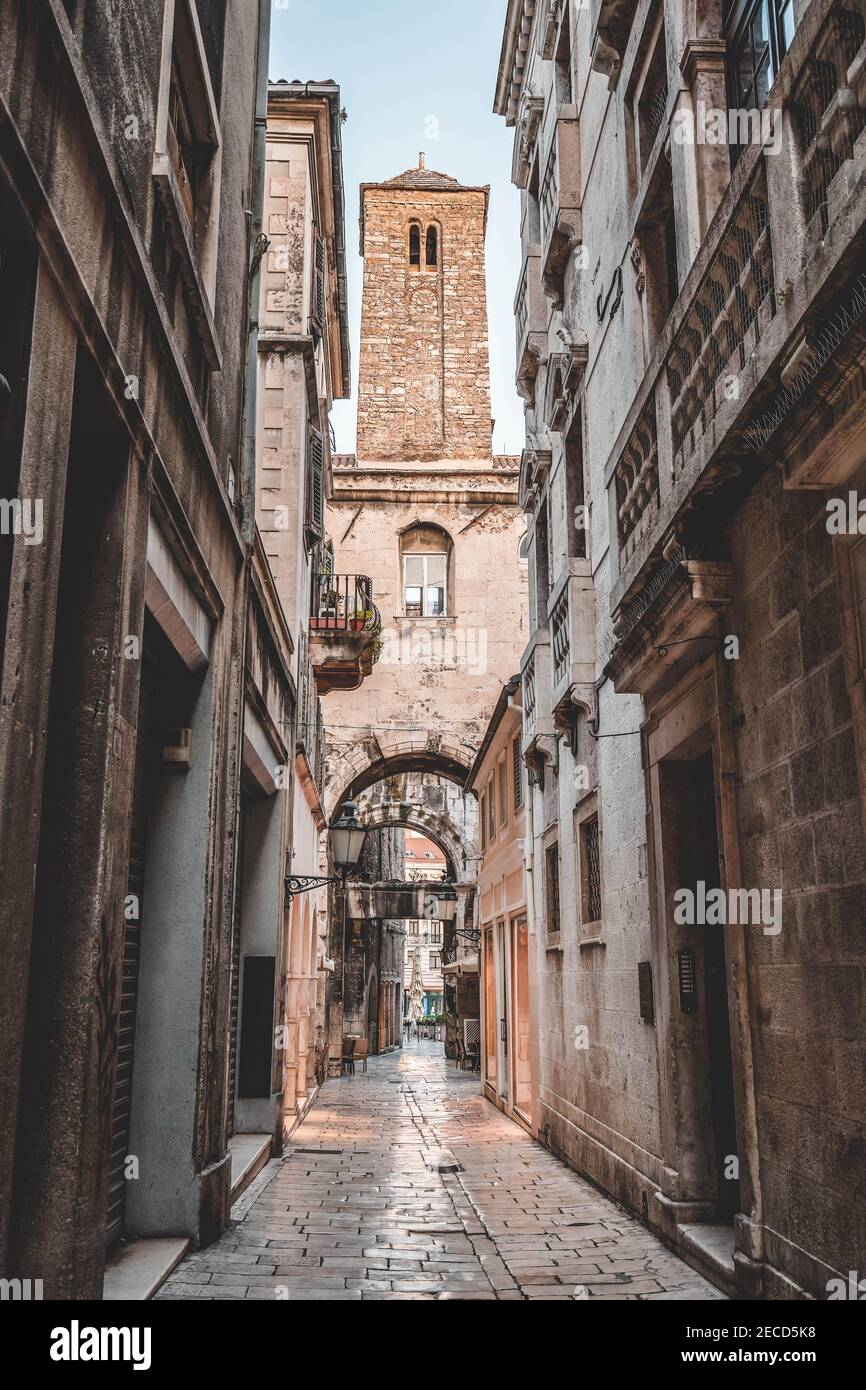 Antica strada passaggio vista del vecchio Palazzo Diacletian in vecchio Città di Spalato Croazia in estate Foto Stock
