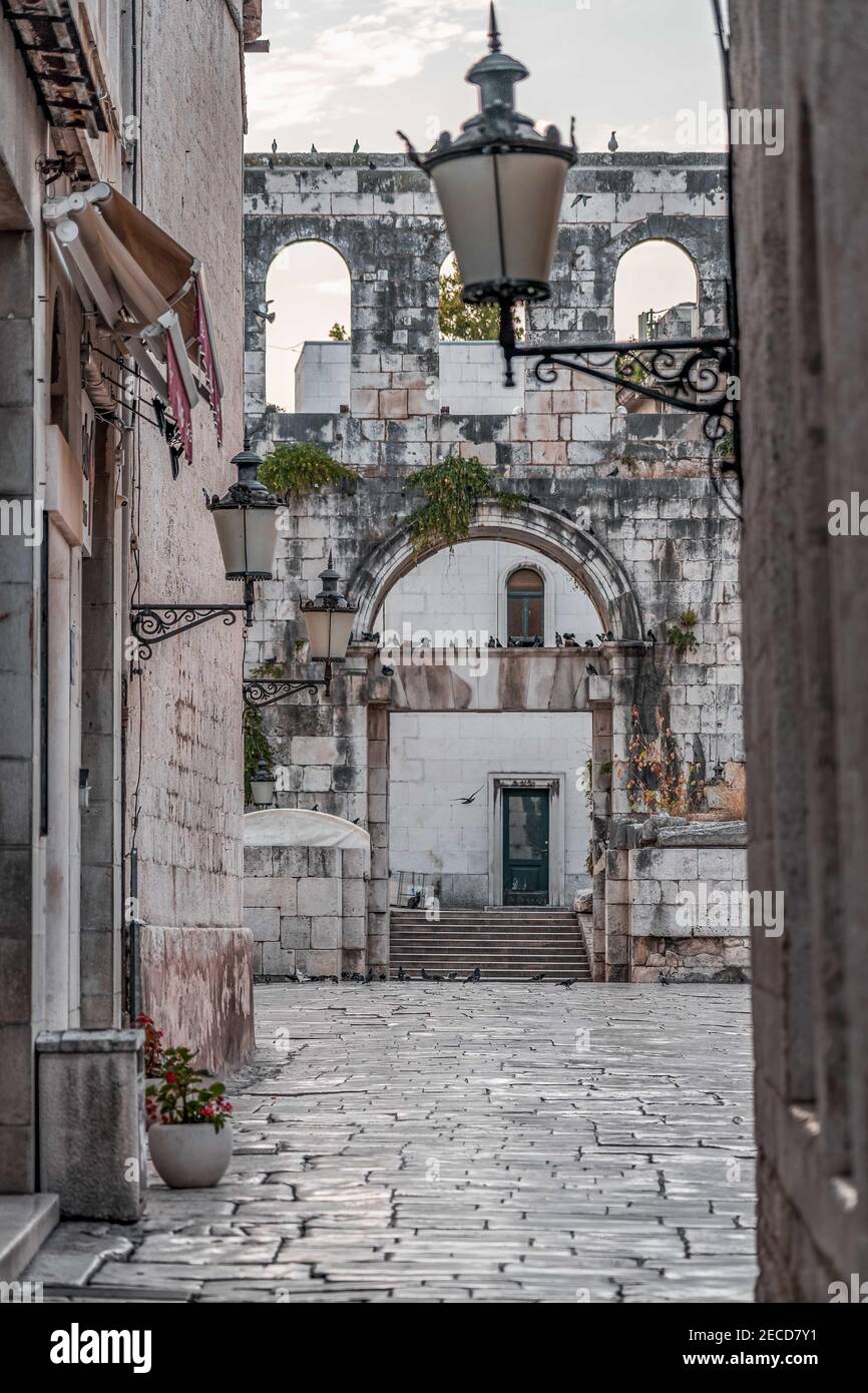 Ingresso porta d'argento al Palazzo di Diocleziano nella città vecchia di Spalato In Croazia la mattina presto Foto Stock