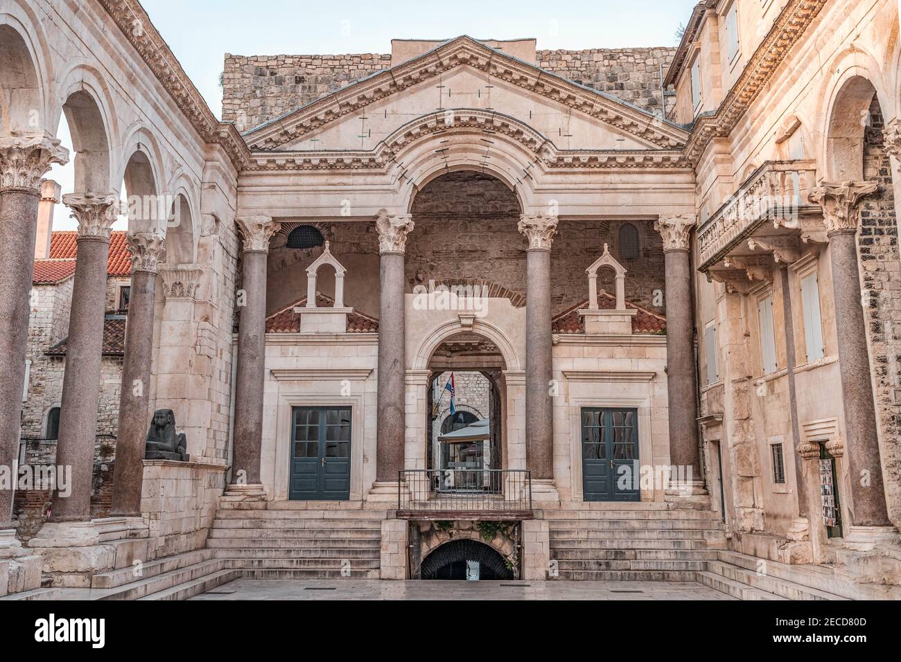 Spalato, Croazia - 15 agosto 2020: Piazza vuota al Palazzo di Diocleziano all'alba della prima mattina Foto Stock