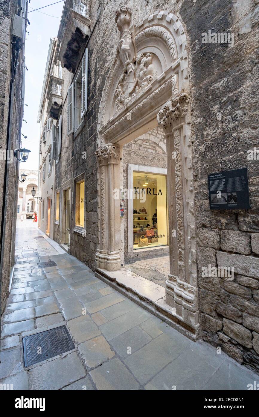 Spalato, Croazia - 15 agosto 2020: Antica strada passaggio vista del vecchio Palazzo Diacletian nella città vecchia Foto Stock