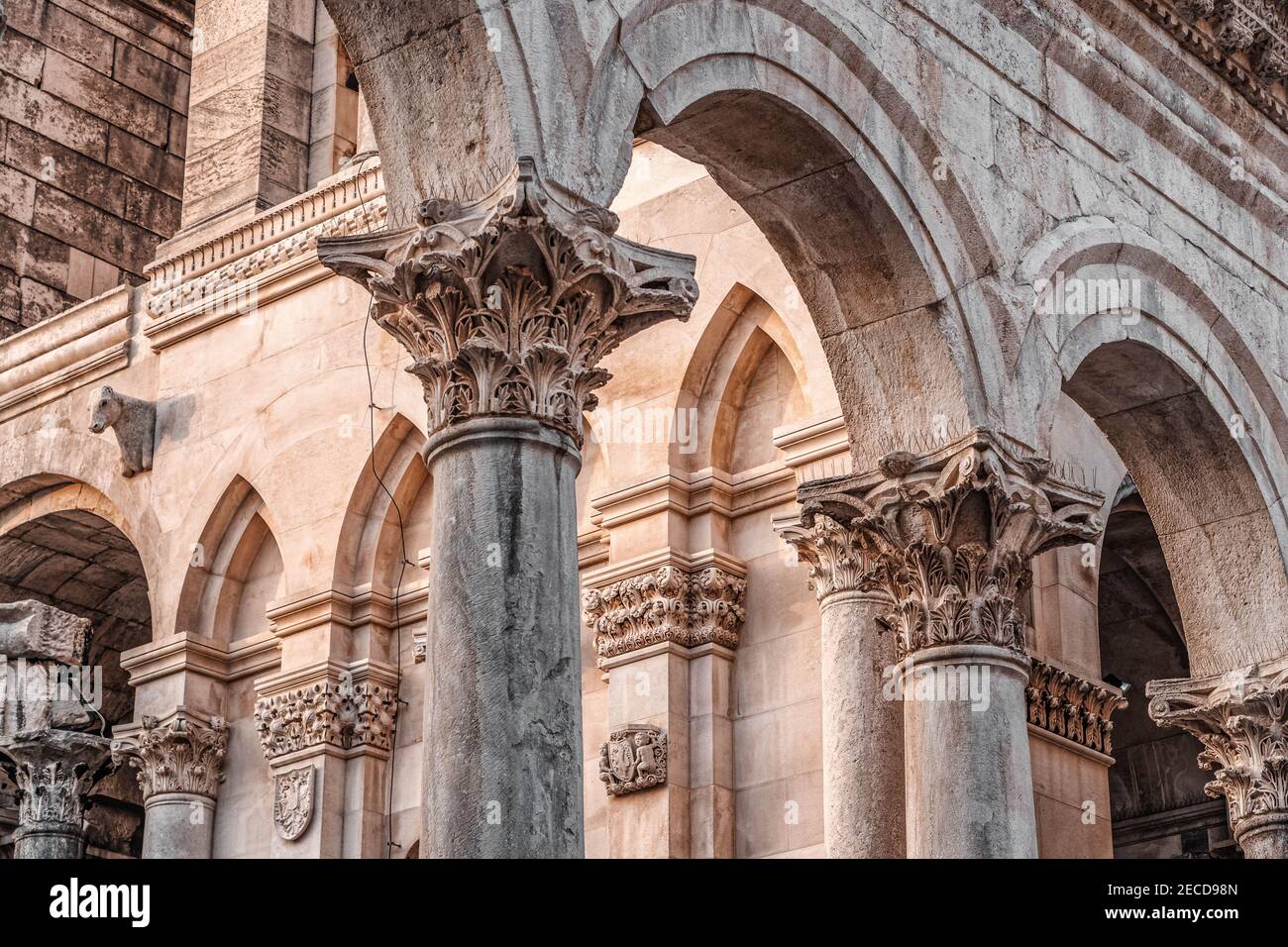 Split, Croazia - 15 agosto 2020: Decorazione a pilastri di antico arco in pietra a Palazzo di Diocleziano nel centro storico di Spalato Foto Stock