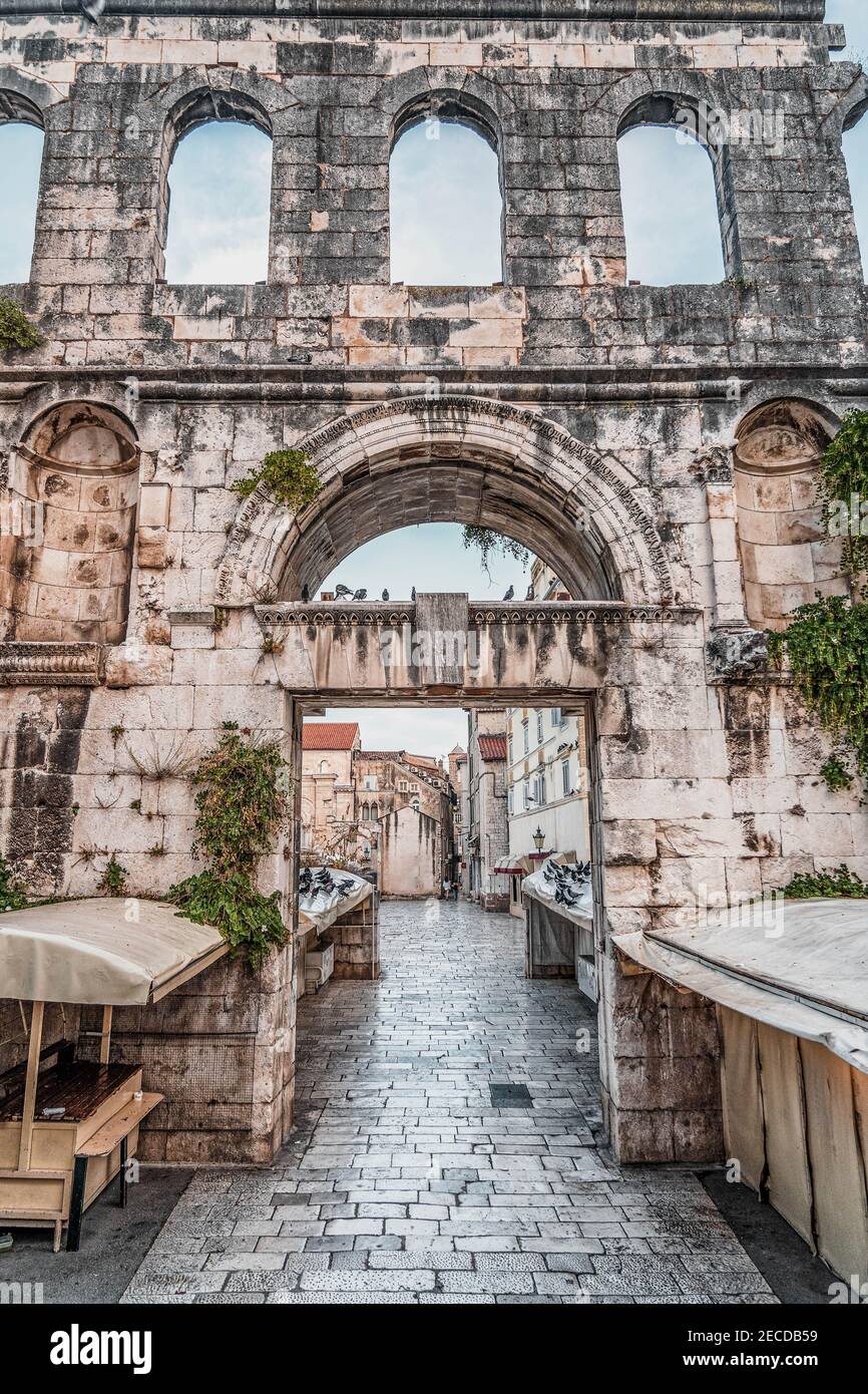 Spalato, Croazia - 14 agosto 2020: Antico cancello d'argento ingresso al Palazzo di Diocleziano in prima mattina Foto Stock