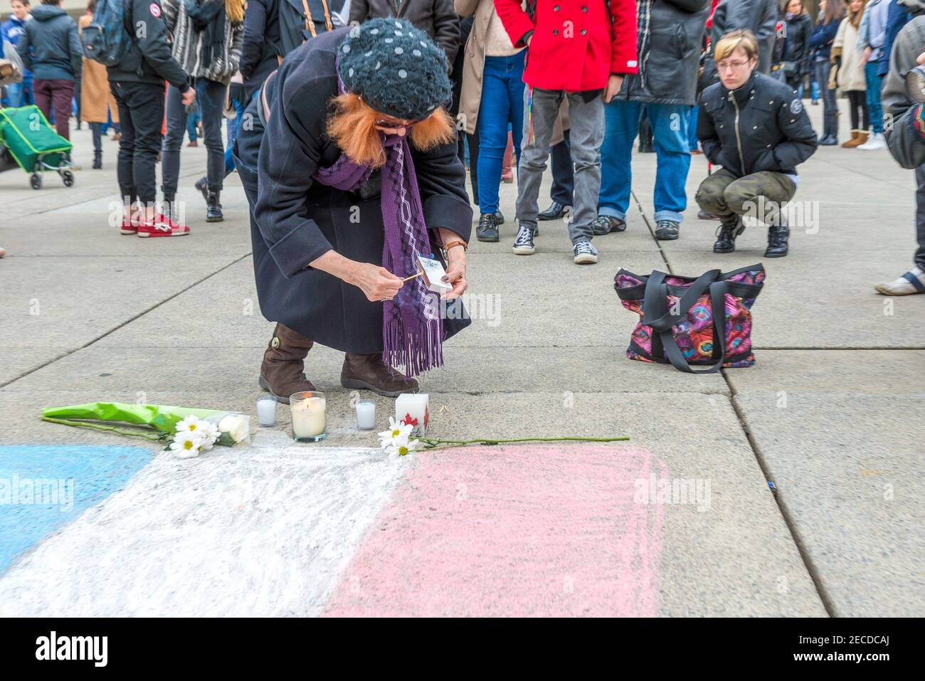 Attacco terroristico di Parigi, veglia alle vittime di Charlie Hebdo, Piazza Nathan Phillips, Toronto, Canada Foto Stock