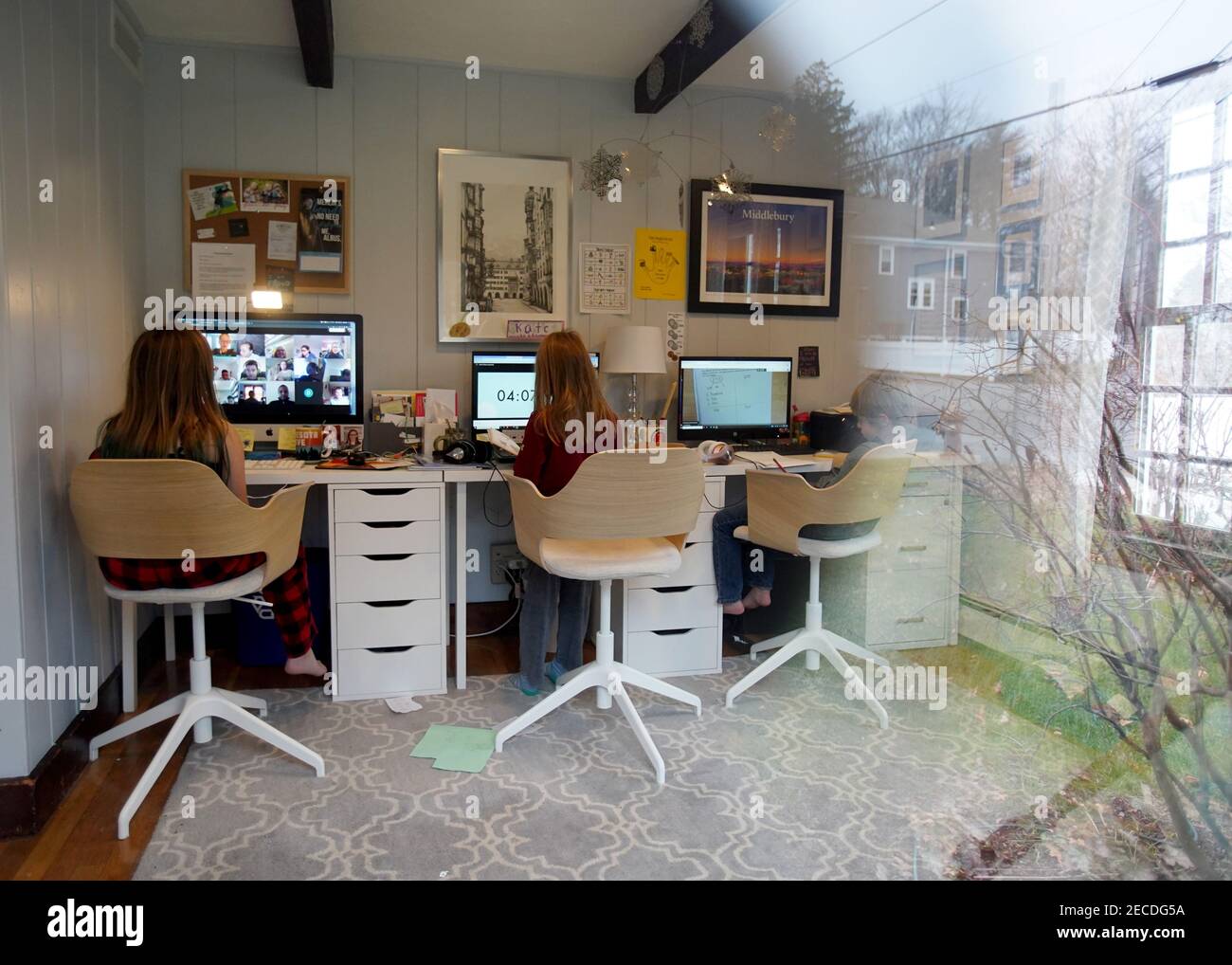 I fratelli fanno il loro lavoro scolastico virtualmente durante un a casa giornata di apprendimento in un modello scolastico ibrido Foto Stock