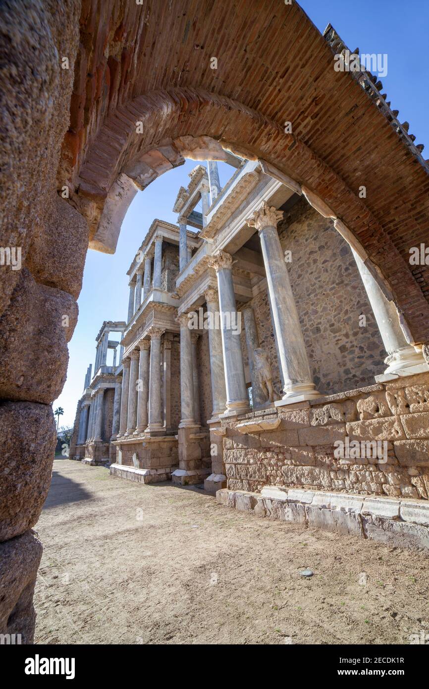 Merida Roman Theatre porta est. Uno dei siti archeologici più grandi e estesi d'Europa. Extremadura, Spagna Foto Stock