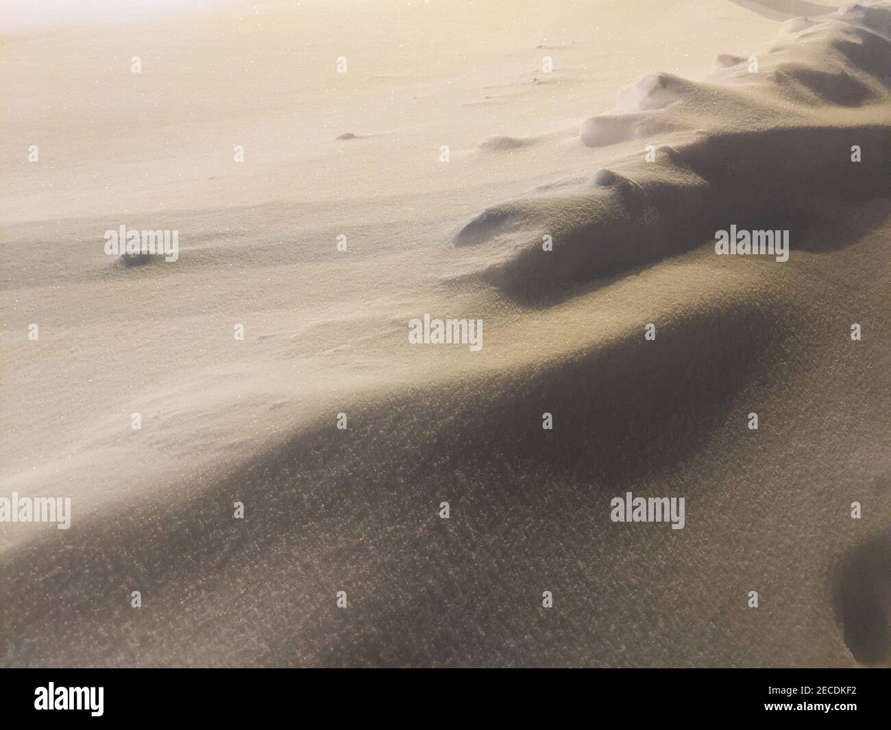Neve fresca e ghiacciata con consistenza in una notte d'inverno Foto Stock