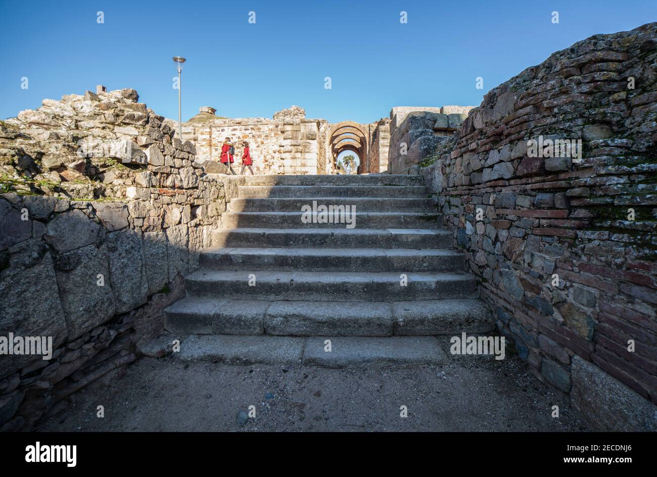 Due visitatori lasciano il teatro romano di Merida. Uno dei siti archeologici più grandi e estesi d'Europa. Accesso ovest. Extremadura, Spagna Foto Stock