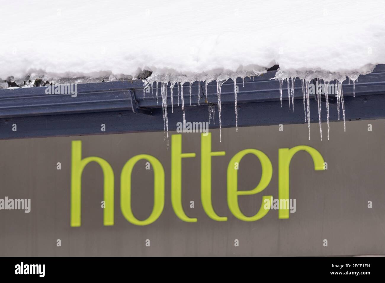 Negozio di hotter a Southend on Sea, Essex, Regno Unito, con neve da Storm Darcy, e icicles. Concetto opposto Foto Stock