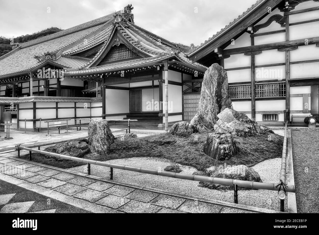 Giornata nuvolosa su un giardino di pietra all'ingresso del tradizionale tempio buddista giapponese nell'antica città di Kyoto - bianco nero. Foto Stock