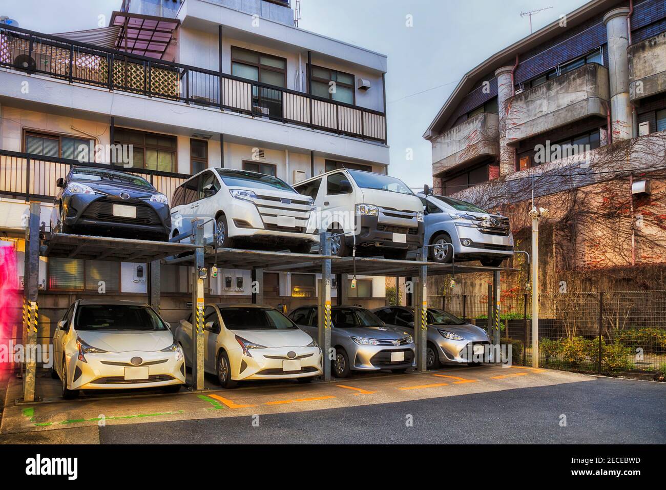 Parcheggio auto a più piani a Tokyo, Giappone - moderna soluzione motorizzata ubran in spazi limitati - noleggio auto. Foto Stock