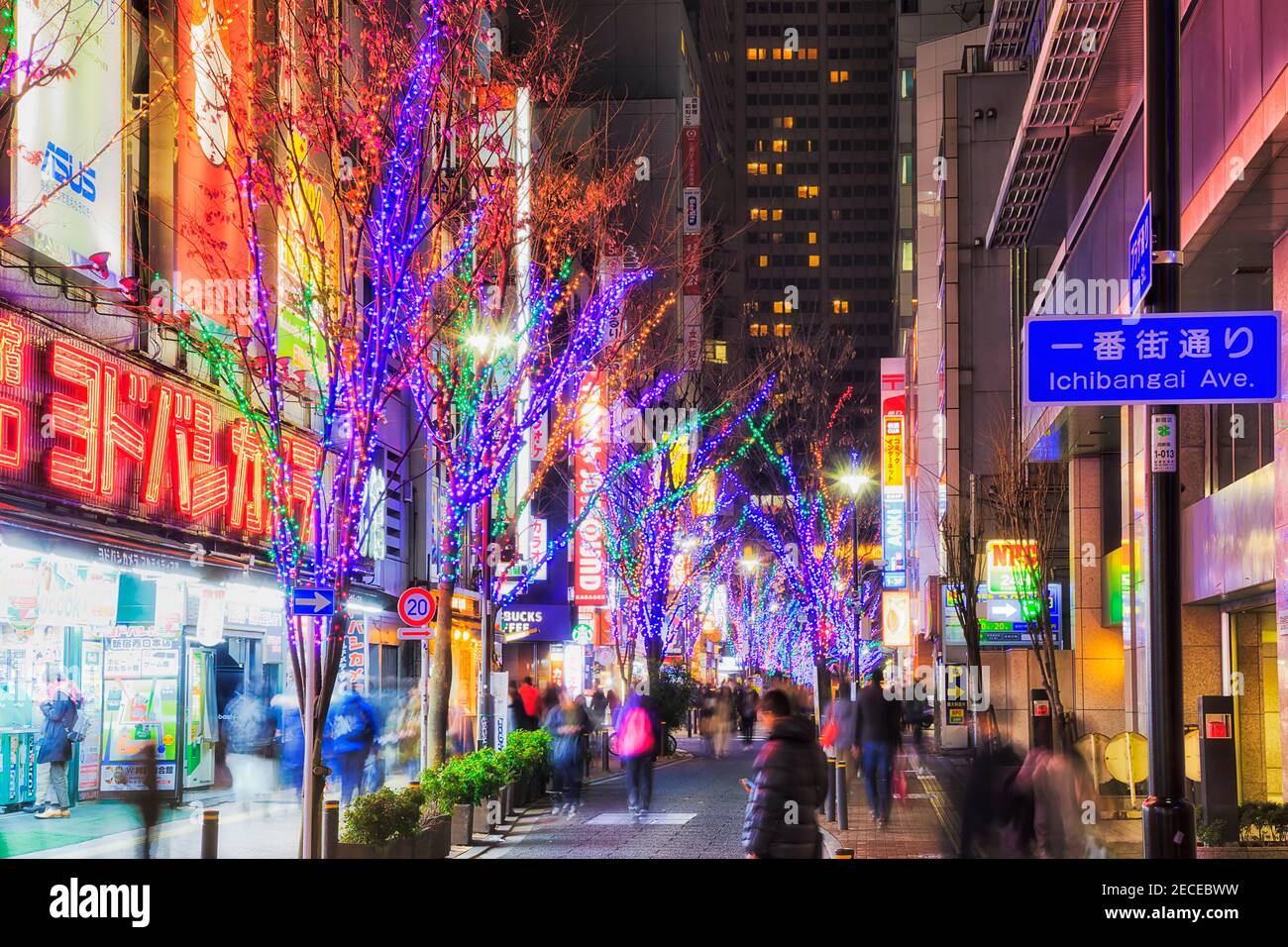 Tokyo, Giappone - 31 Dic 2019: Famoso quartiere dello shopping e dell'elettronica di notte con luminose luci di decorazione di nuovo anno intorno a Ichibangai. Foto Stock