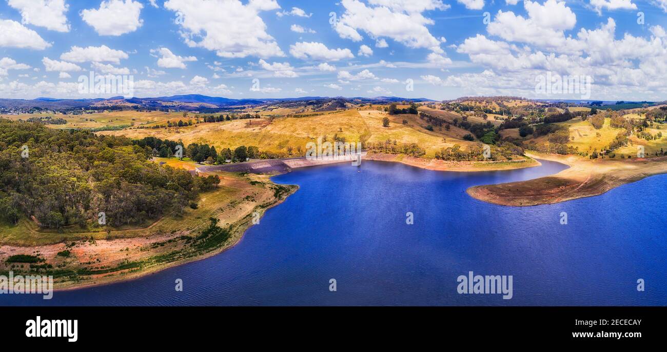 Panorama aereo della diga idroidrica del lago Oberon sul fiume Fish vicino alla città di Oberon in tablelands centrale dell'Australia. Foto Stock