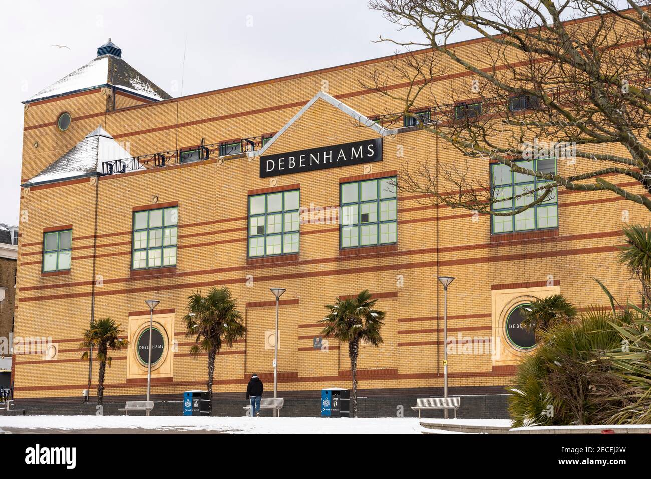 Debenhams grande magazzino a Southend on Sea, Essex, Regno Unito, con neve da Storm Darcy. Chiuso. Palme Foto Stock