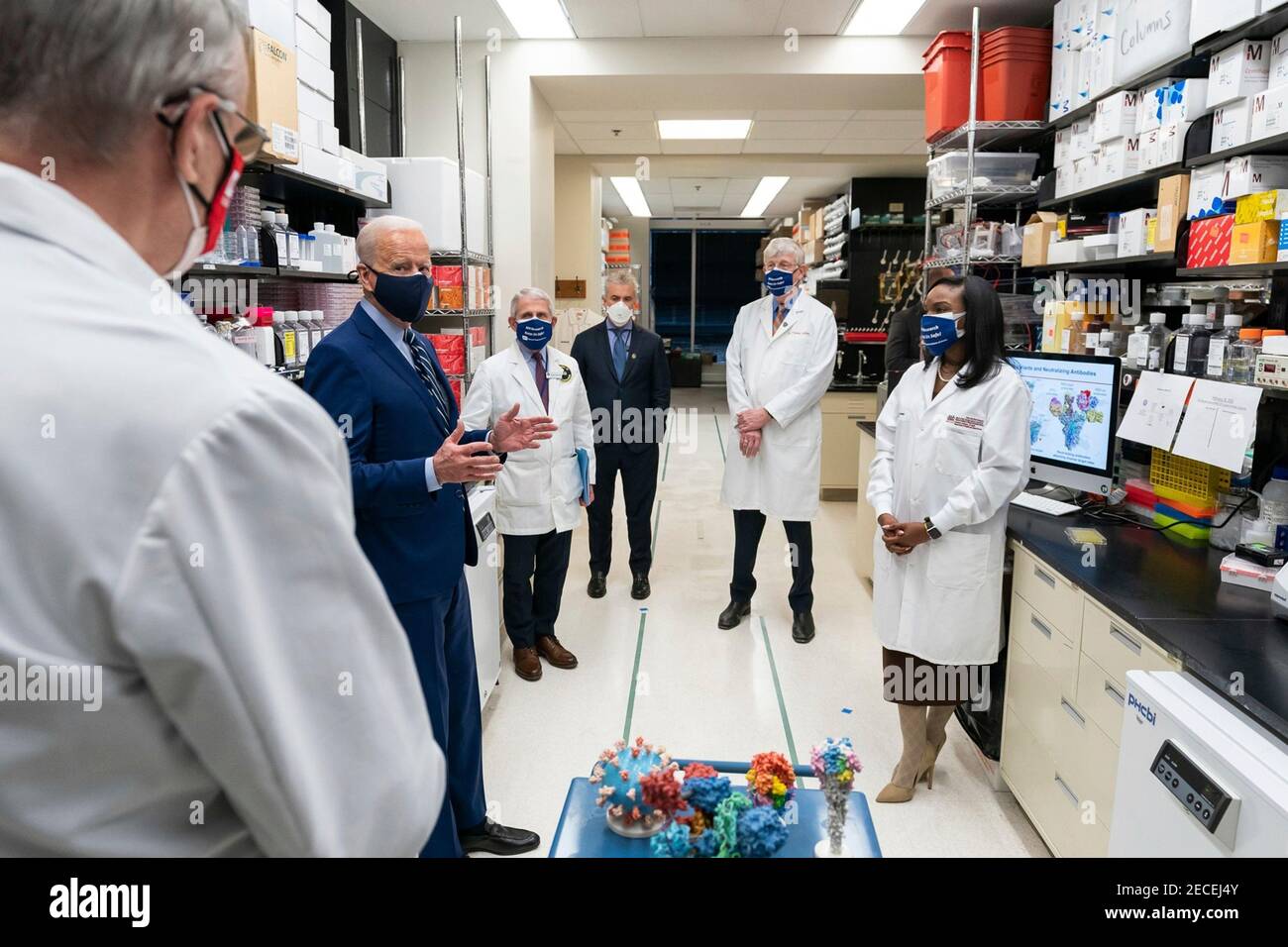 Il presidente degli Stati Uniti Joe Biden parla con i medici di ricerca presso il laboratorio di patogenesi virale durante una visita al Centro di ricerca sui vaccini presso gli Istituti nazionali di salute 11 febbraio 2021 a Bethesda, Maryland. Foto Stock
