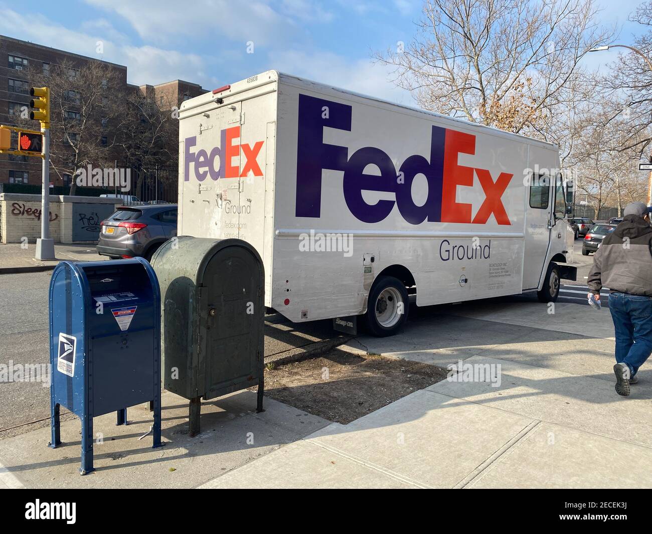 Fed ex, UPS e altri vettori di posta e pacchi competono per affari con il servizio postale degli Stati Uniti (USPS). Foto Stock