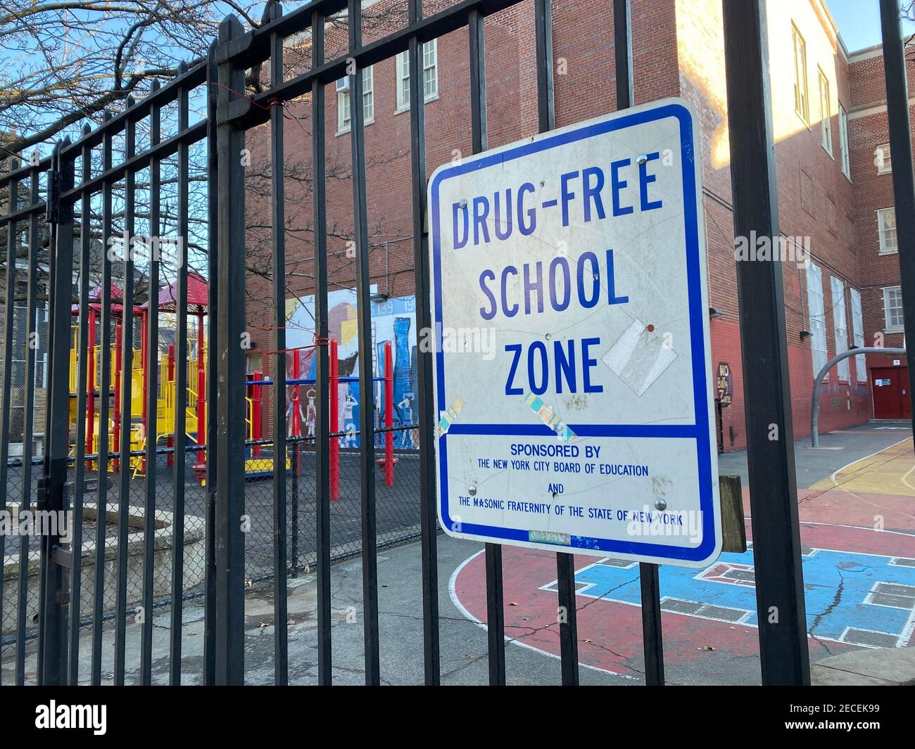 Cartello Drug-Free School zone sulla recinzione al di fuori di una scuola pubblica nel quartiere di Ditmas Park a Brooklyn, New York. Foto Stock